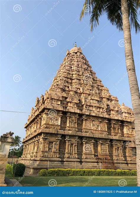 Debouw van de Brihadisvara Tempel; Een Monumentale Uiting van Chola Kunst en Architectuur